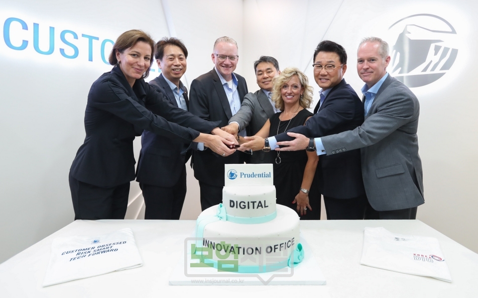 푸르덴셜생명 아시아지역담당 조나단 그레이빌 사장(왼쪽에서 세 번째)과 커티스 장 사장(왼쪽에서 네 번째)을 비롯한 미국 푸르덴셜생명 및 한국 푸르덴셜생명 관계자들이 Digital Innovation Office(DIO) 오픈을 축하하며 기념 케이크를 자르고 있다.
